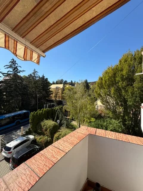 XII. Orbánhegyi úton panorámás sok erkélyes világos lakás eladó!